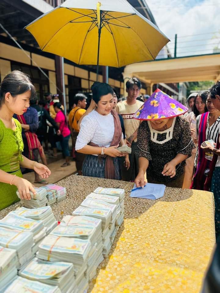 မွန်မြတ်လှတဲ့ ရုပ်ရှင်သရုပ်ဆောင် ခိုင်နှင်းဝေရဲ့ ရေဘေးအလှူ