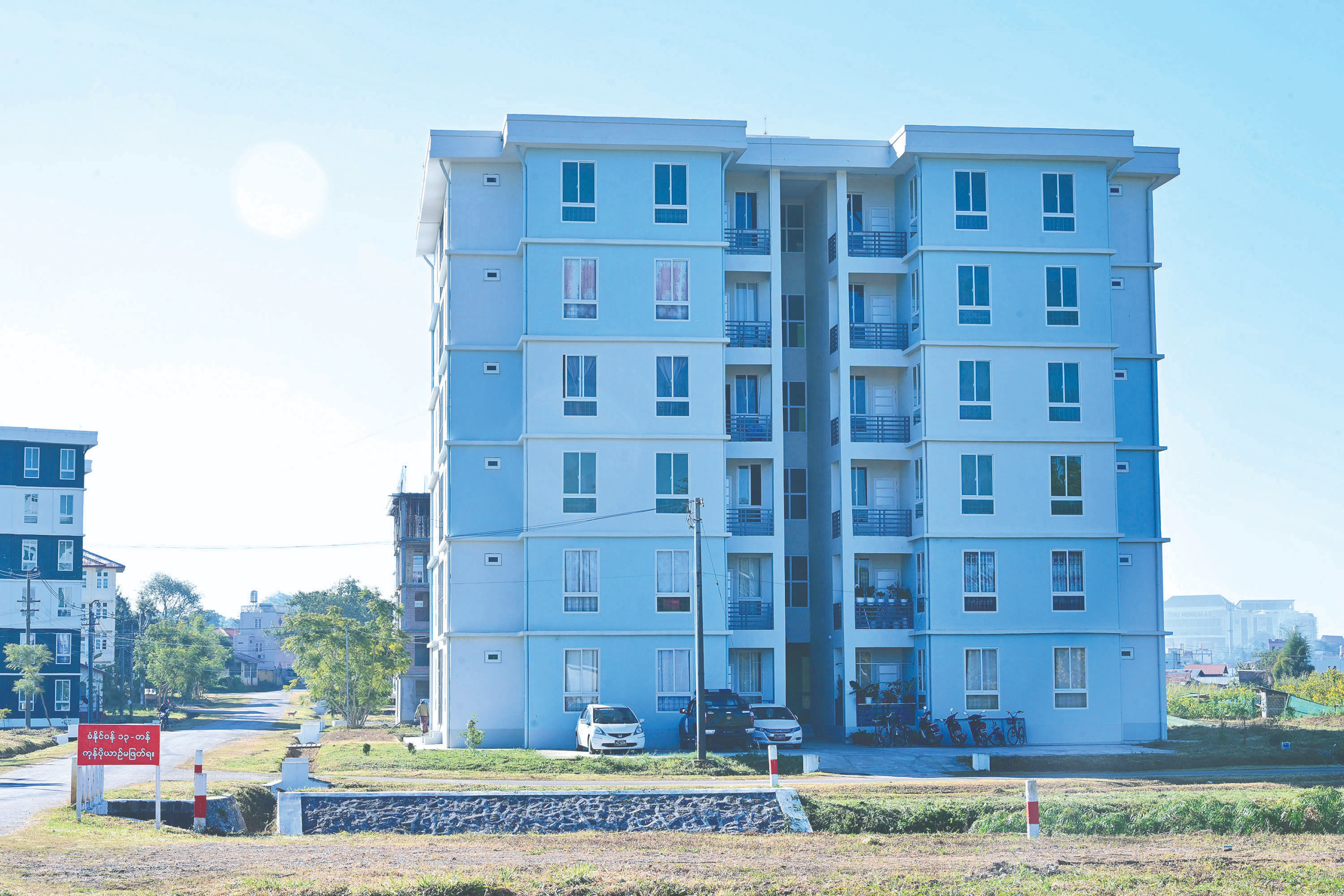 ပြင်ဦးလွင်မြို့ရှိ စစ်မှုထမ်းဟောင်းအိမ်ရာ၌ နေအိမ်များထပ်မံဆောက်လုပ်နေ