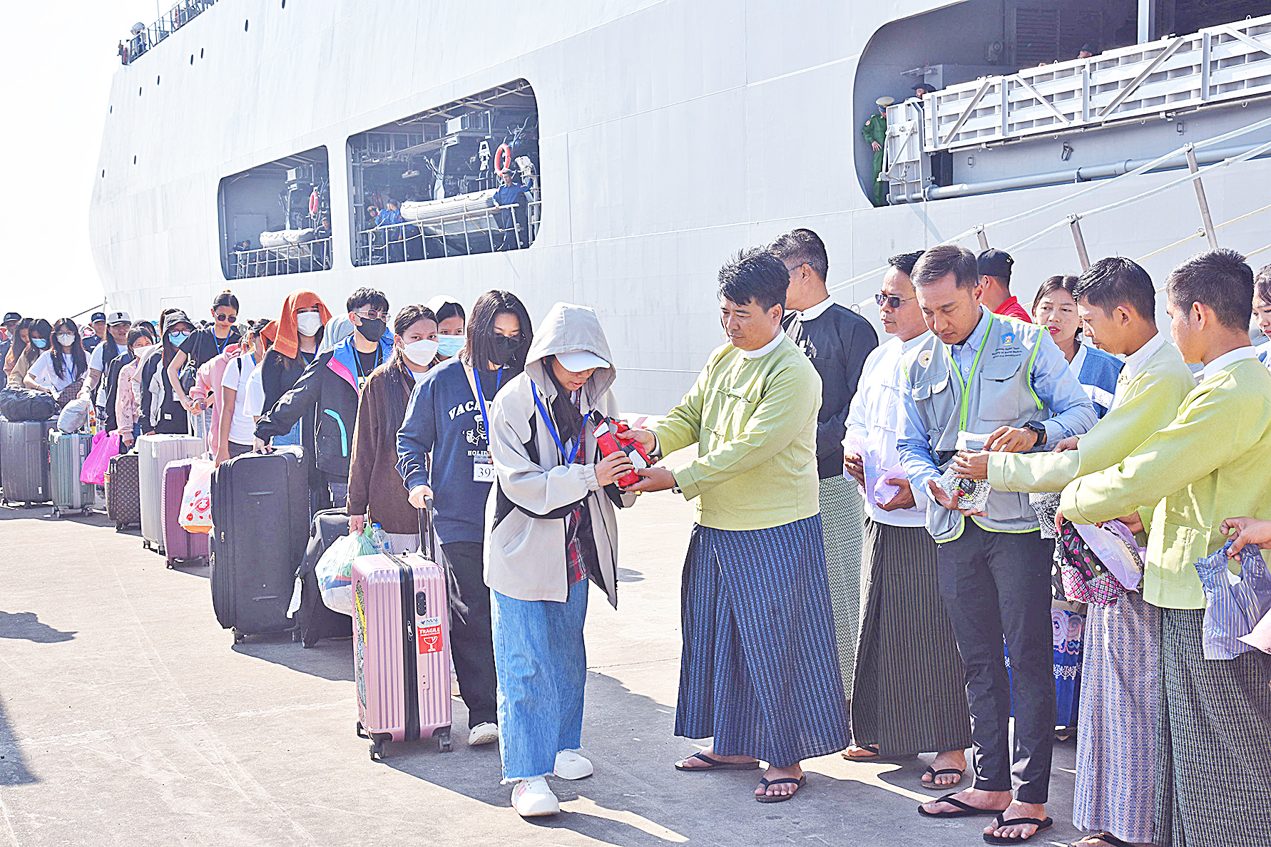 ကမ္ဘောဒီးယားနိုင်ငံမှ ပြန်လည်ခေါ်ဆောင်ခဲ့သည့် အွန်လိုင်းလိမ်လည်လောင်းကစားမှုများတွင် အကြောင်းအမျိုးမျိုးကြောင့်ပါဝင်ပတ်သက်သူ မြန်မာနိုင်ငံသားများအား စစ်ရေယာဉ်(မုတ္တမ)ဖြင့် မြိတ်မြို့မှရန်ကုန်မြို့သို့ ပို့ဆောင်