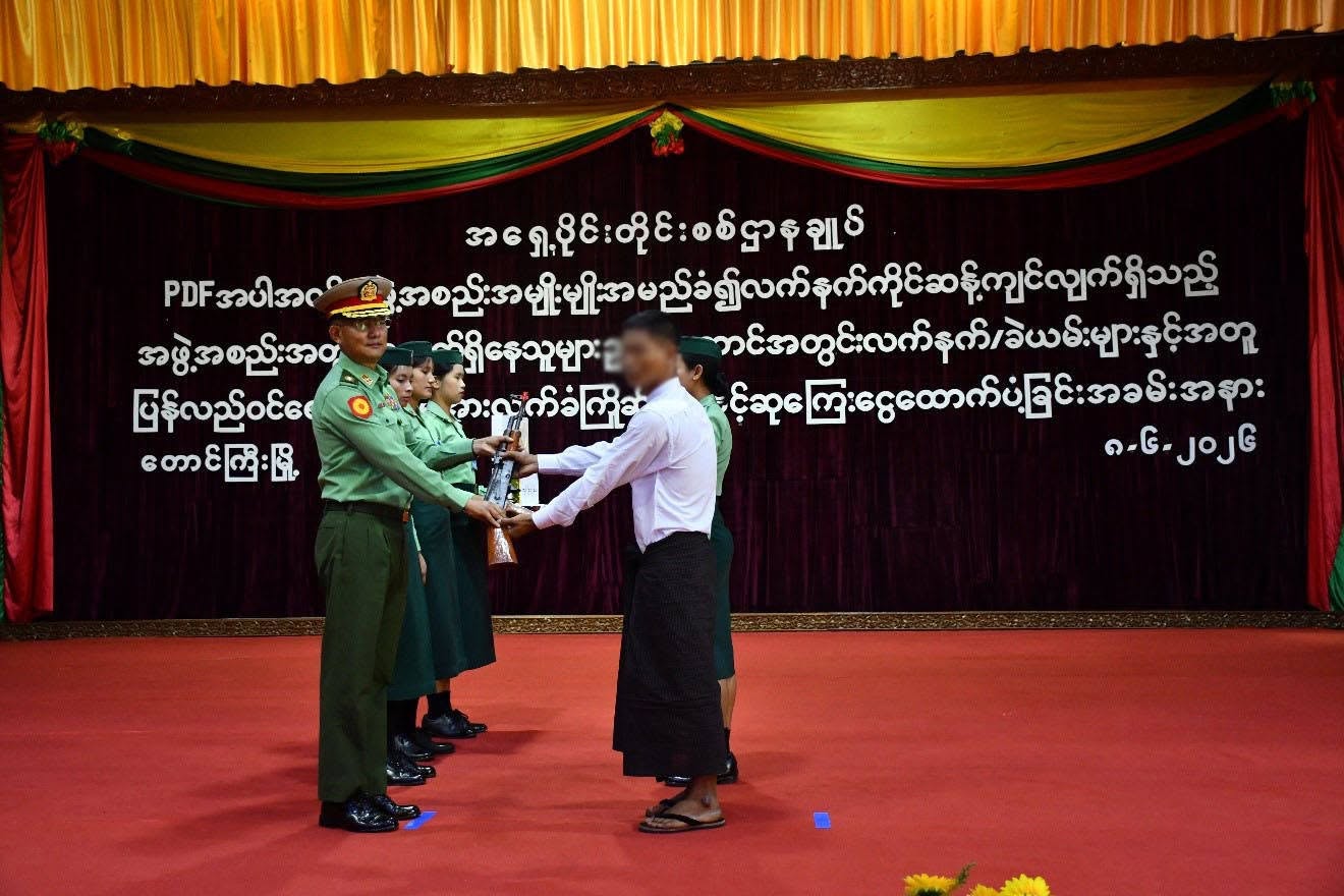 PNLO၊ DPLA ၊ KNDF နှင့် PDF အဖွဲ့ဝင် ၄ဝ ဦး လက်နက်၊ ခဲယမ်းများနှင့်အတူ ဥပဒေဘောင်အတွင်းသို့ ထပ်မံဝင်​ရောက်လာသဖြင့် ​တောင်ကြီးမြို့တွင် မိဘအုပ်ထိန်းသူများထံ လွှဲ​ပြောင်းအပ်နှံ
