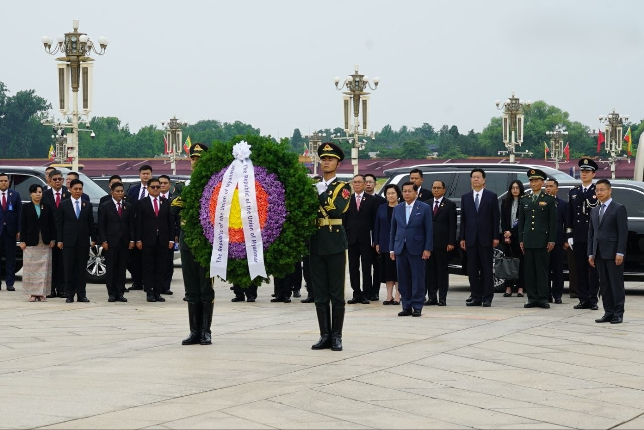 နိုင်ငံတော်သမ္မတ ဦးမင်းအောင်လှိုင် တီယန်အန်မင်ရင်ပြင်ရှိ သူရဲကောင်းစစ်သည်ဗိမာန်၌ လွမ်းသူ့ပန်းခွေချ
