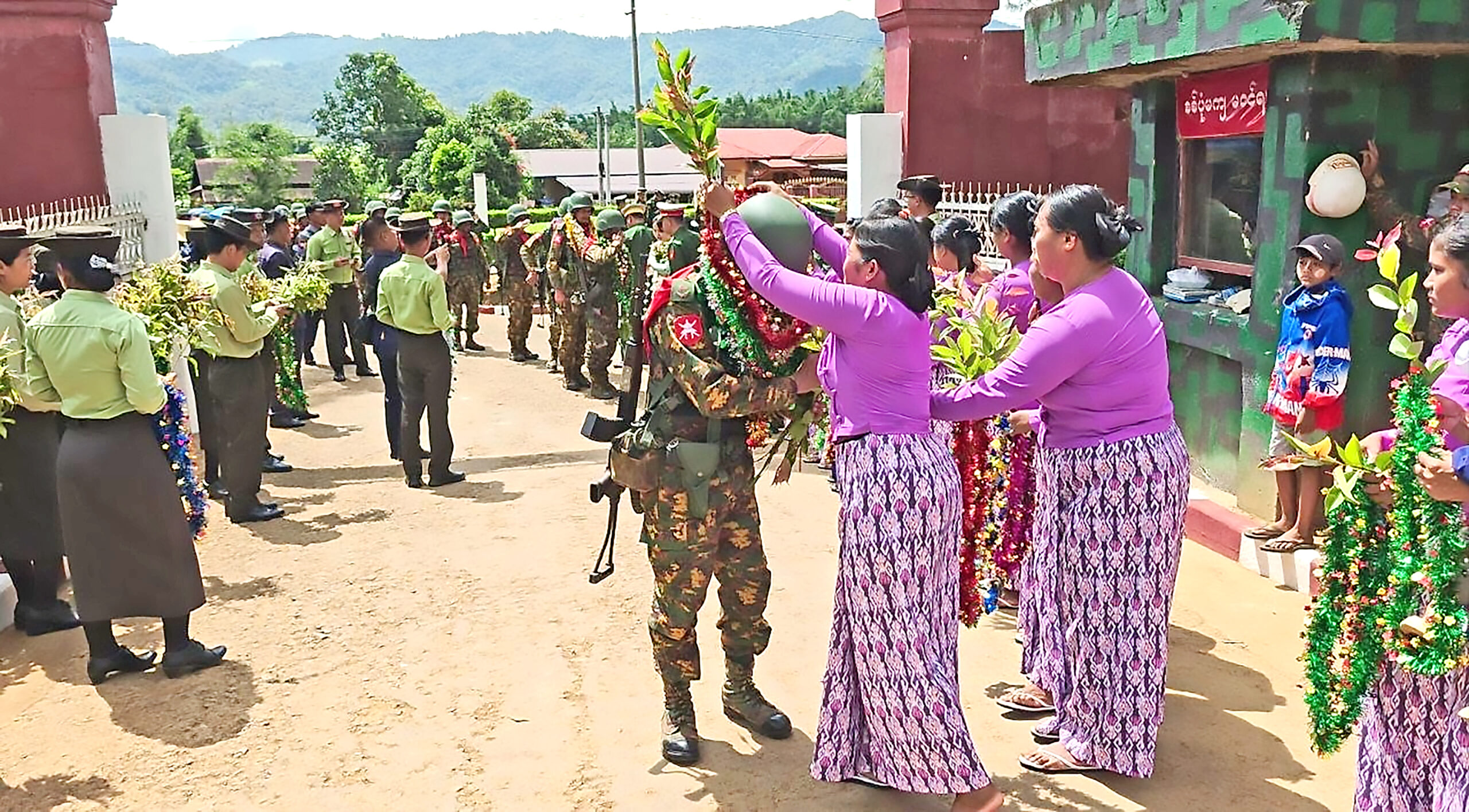 နိုင်ငံတော်တည်ငြိမ်ရေးနှင့် နယ်မြေအေးချမ်းသာယာရေးအတွက် စစ်ဆင်ရေးတာဝန်များကို ထမ်းဆောင်ခဲ့သည့် ရှေ့တန်းပြန်နိုင်ငံ့သားကောင်း တပ်မတော်သားများအား ဂုဏ်ပြုကြိုဆိုပွဲ အခမ်းအနားကျင်းပ