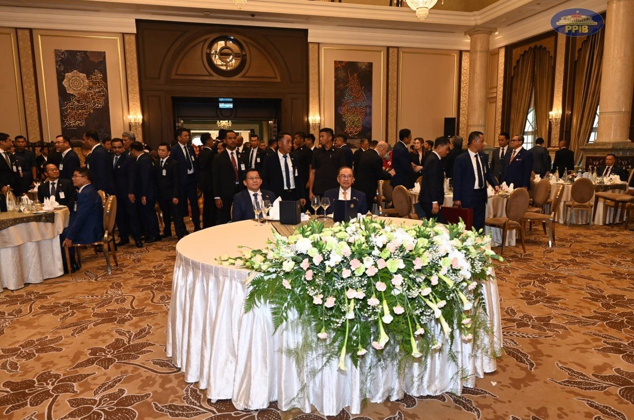 နိုင်ငံတော်သမ္မတ ဦးမင်းအောင်လှိုင် ဦးဆောင်သည့် မြန်မာအဆင့်မြင့်ကိုယ်စားလှယ်အဖွဲ့ဝင်များအား မလေရှားနိုင်ငံဝန်ကြီးချုပ်က ဂုဏ်ပြုနေ့လယ်စာဖြင့် တည်ခင်းဧည့်ခံ